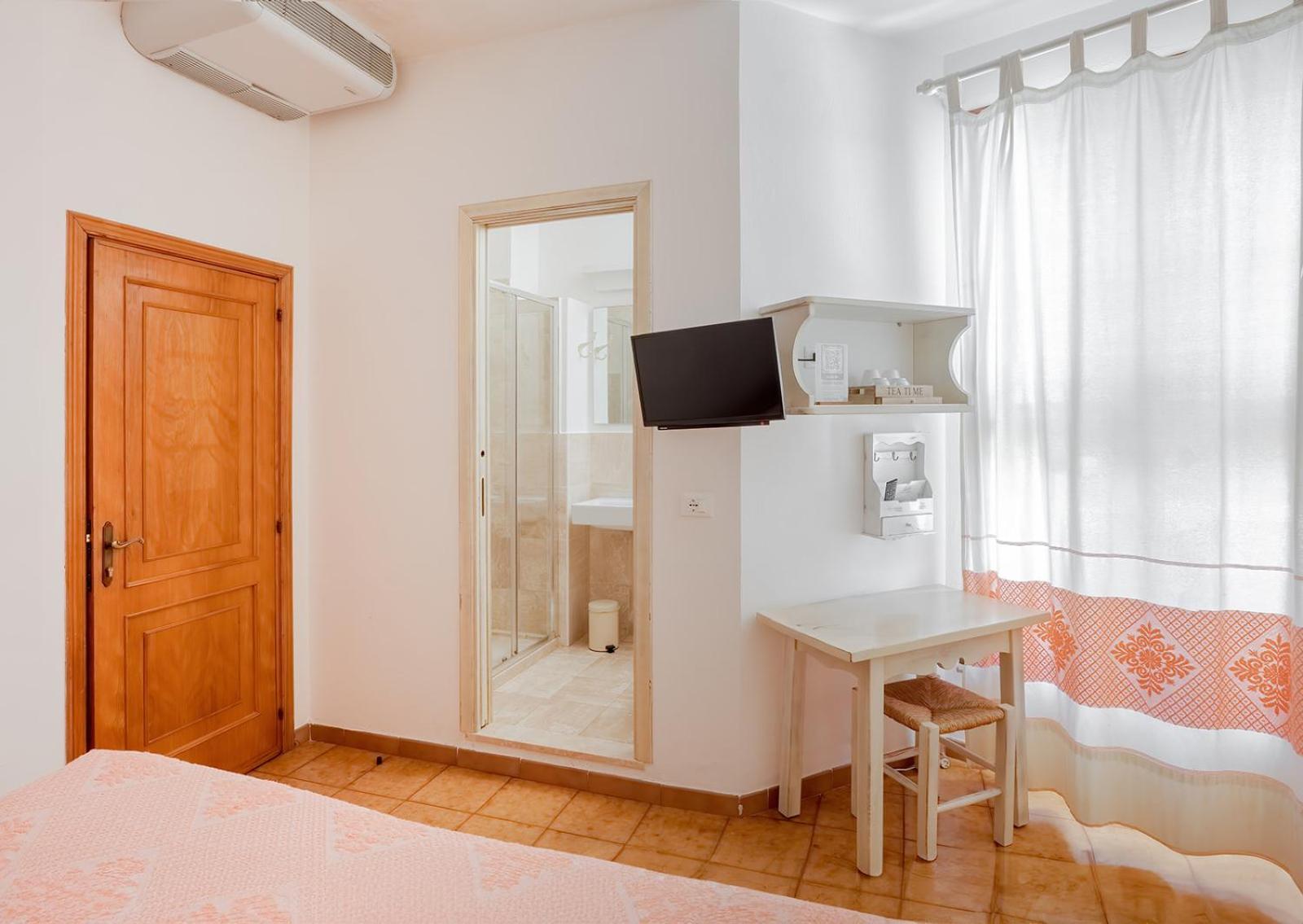 Hotel Su Barchile Орозеи Екстериор снимка
